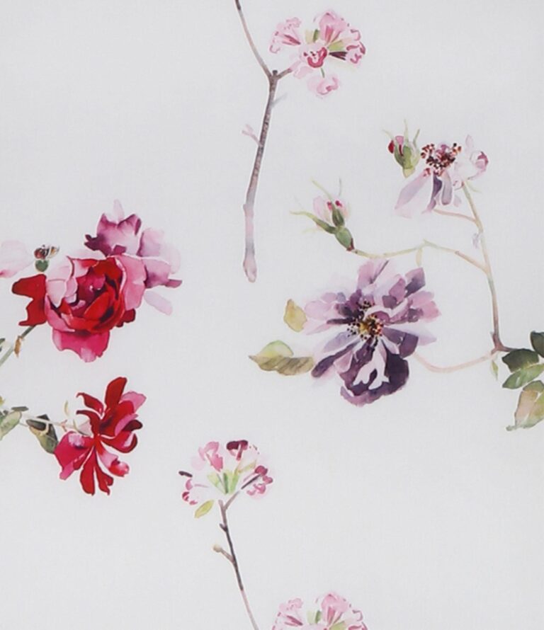 Die Bettwäsche Tamara-R Selection Rosel zeigt ein zartes Blumenmuster im Aquarellstil mit roten, rosa und violetten Blüten sowie grünen Blättern auf weißem Hintergrund.