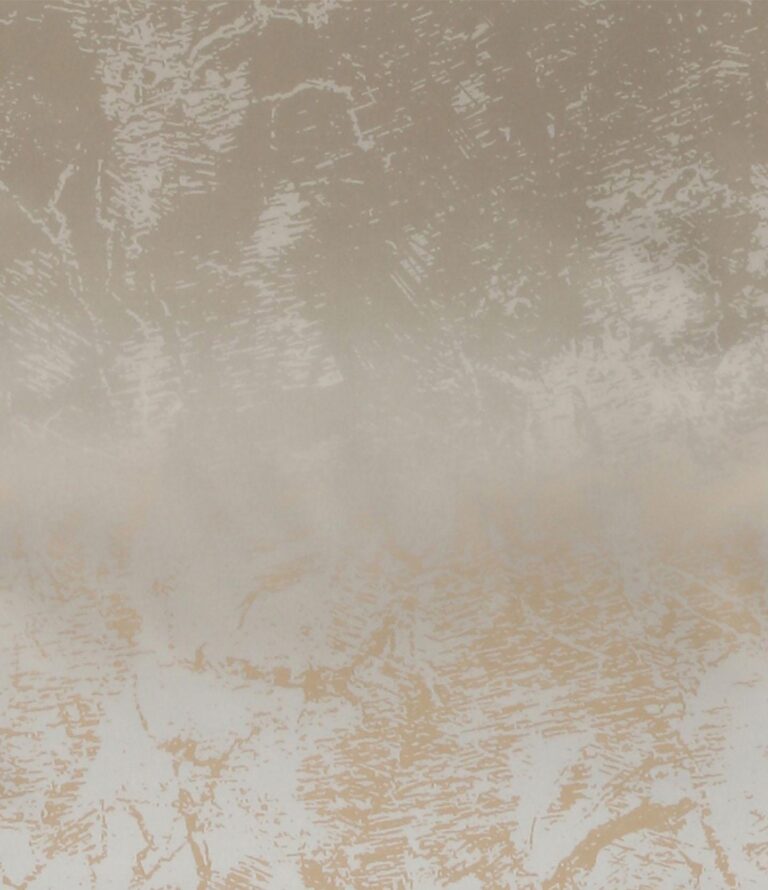 Eine strukturierte beige-weiße Oberfläche mit einem rauen, abstrakten Muster, das an Pinselstriche oder Putz erinnert, spiegelt das elegante Design von Bettwäsche Tamara-R Selection Royal creme wider und bildet einen kunstvollen, dezenten Hintergrund.