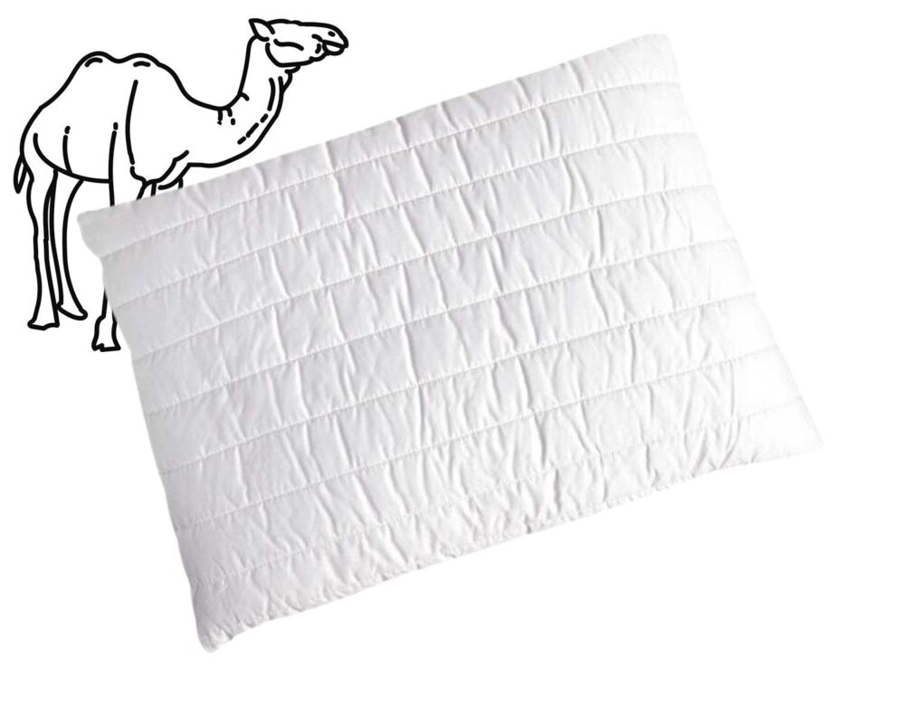 Ein weißes, gestepptes Kissen mit horizontalen Stepplinien auf einfarbigem Hintergrund. In der oberen linken Ecke befindet sich eine einfache schwarze Umrisszeichnung eines Kamels.