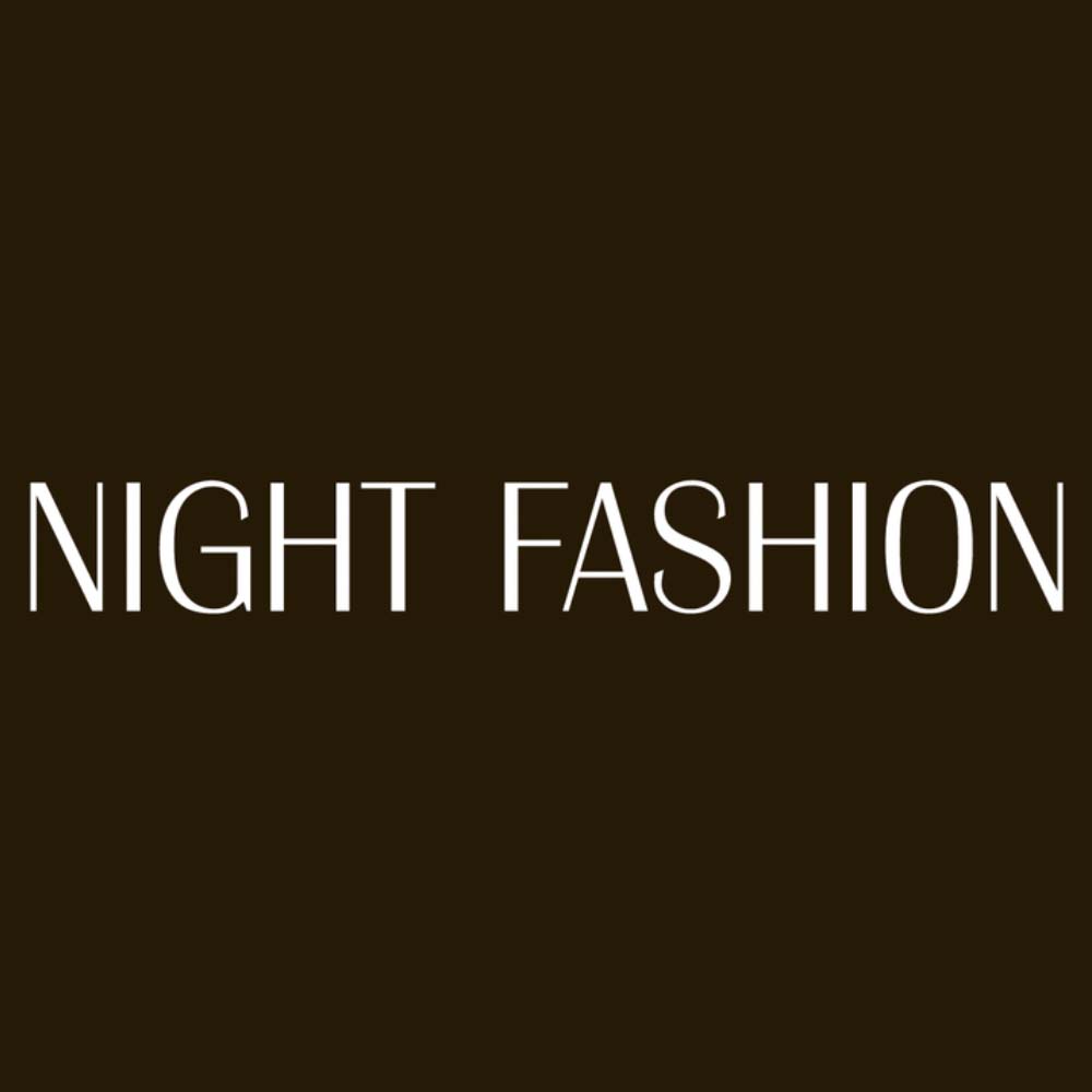 Der weiße Text NIGHT FASHION auf dunkelbraunem Hintergrund unterstreicht die Eleganz der Bettwäsche Night Fashion Dion Kollektion.