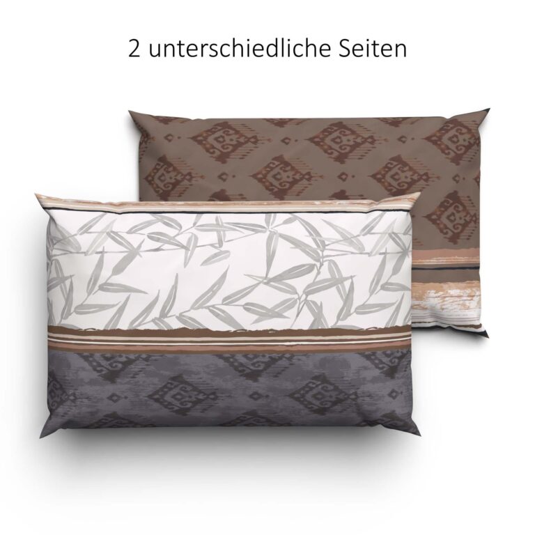 Abgebildet sind zwei Kissen, die jeweils eine andere Seite zeigen. Eine Seite zeigt ein braunes und dunkles Muster, das von Bettwäsche Lotus Sabri inspiriert ist; die andere Seite hat ein helles Muster mit grauen Blättern und Streifen. Der Text darüber lautet "2 unterschiedliche Seiten.