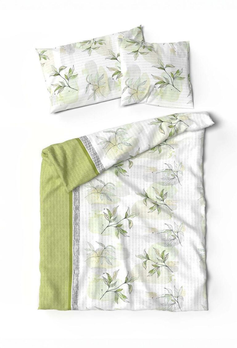 Das Set Bettwäsche Lotus Talesia besteht aus einem Bettbezug und zwei Kissenbezügen mit weißem Grundton, grüner Bordüre und hellgrün-grauem Blattmuster. Die teilweise gefaltete Bettdecke hebt ihr beidseitiges Muster hervor.