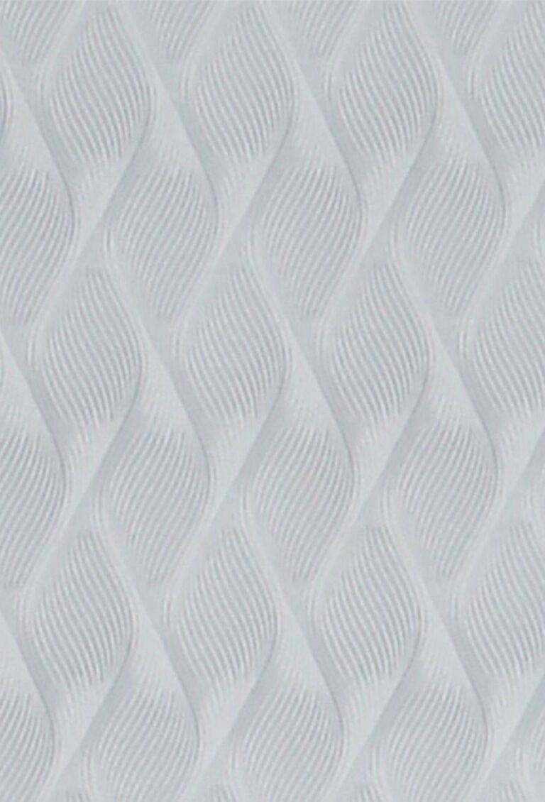 Nahaufnahme einer strukturierten weißen Oberfläche mit geschwungenen, ineinander verwobenen Linien, die an die Bettwäsche Tamara-R BeCosy Nanny erinnern. Das geprägte Muster erzeugt einen dreidimensionalen Effekt, der dem Design Tiefe und Bewegung verleiht.