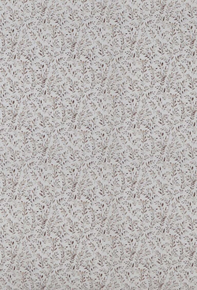 Die Bettwäsche Tamara-R BeCosy Orson zeichnet sich durch ein dezentes, von der Natur inspiriertes Design mit einem sich wiederholenden Muster aus zarten braunen Zweigen und Blättern auf einem hellbeigen Hintergrund aus.