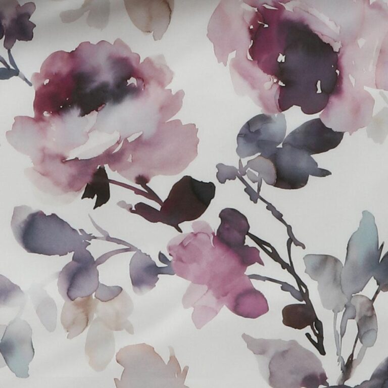 Bettwäsche Tamara-R Emotion Milania zeigt ein florales Aquarellmuster mit großen rosafarbenen, violetten und lilafarbenen Blumen auf Weiß. Dunkle Stiele und ein weiches, abstraktes Design verleihen Ihrer Bettwäsche eine elegante Note.
