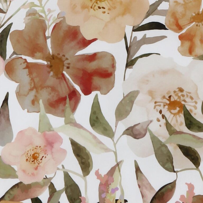 Zarte Aquarellblumen in Rot, Pfirsich und Beige mit grünen Blättern, inspiriert von Bettwäsche Tamara-R Selection Ria. Sanfter, künstlerischer Stil auf weißem Hintergrund.