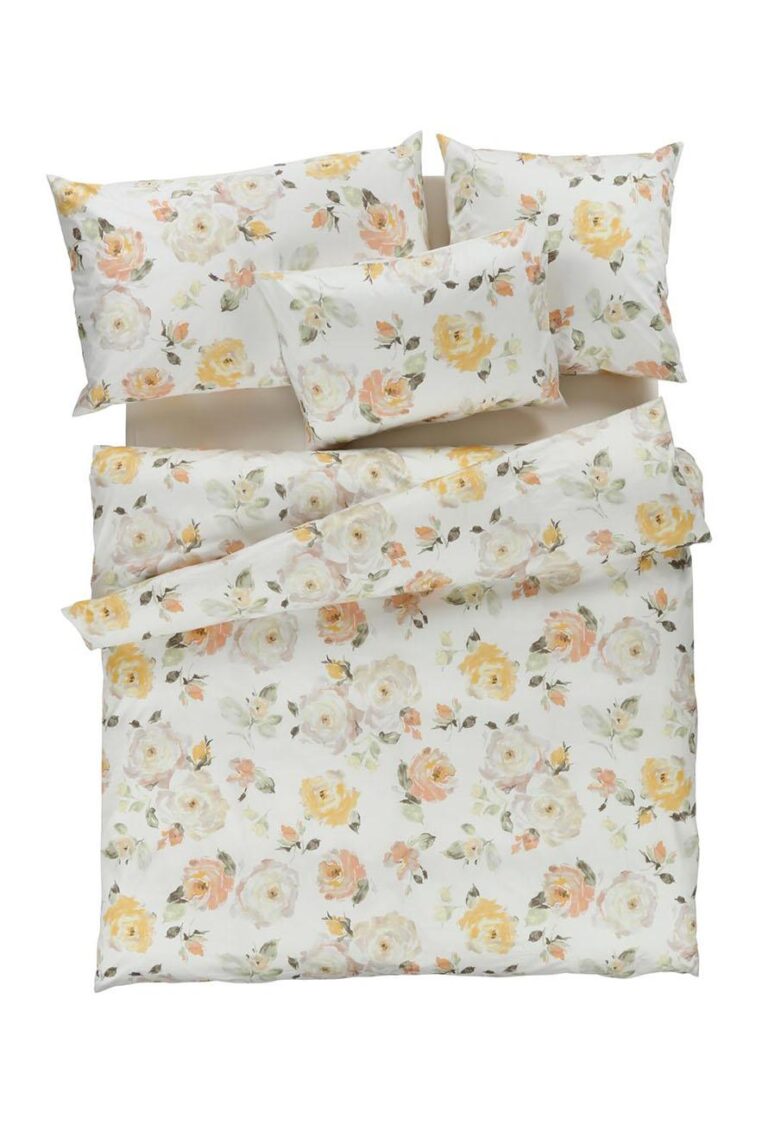 Die Bettwäsche Tamara-R Selection Annika besteht aus einem Bettbezug und zwei Kissenbezügen mit weißem Grundton und zarten pastellfarbenen Blumenmustern in Gelb, Pfirsich und Grün, die elegant arrangiert sind und einen raffinierten Look ergeben.