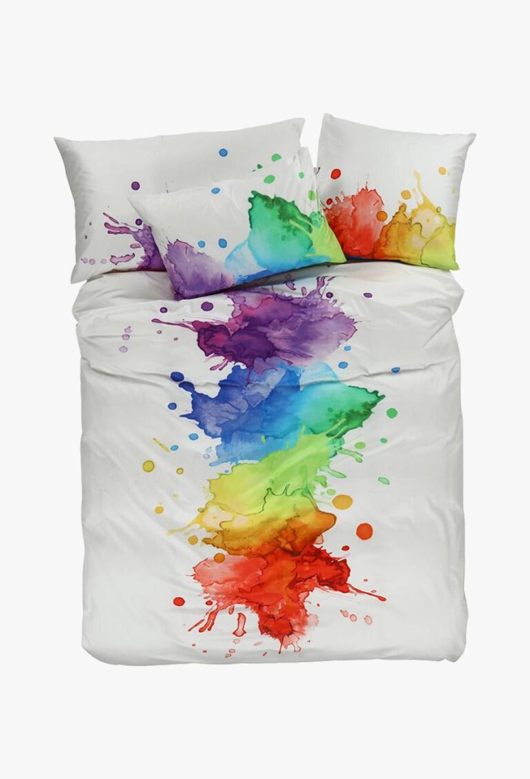 Die Bettwäsche Tamara-R Selection Chakra ist eine weiße Bettwäschegarnitur mit leuchtenden Aquarell-Regenbogenspritzern, die sich auf dem Bettbezug und den Kissenbezügen nach oben hin ausbreiten.