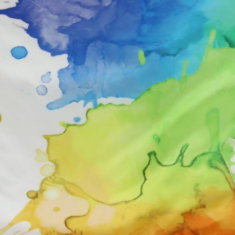 Abstrakte Aquarellmalerei mit fließenden blauen, grünen und gelben Farbverläufen auf Weiß, inspiriert von den beruhigenden Tönen der Bettwäsche Tamara-R Selection Chakra. Die Farben mischen sich organisch für einen beruhigenden Effekt.