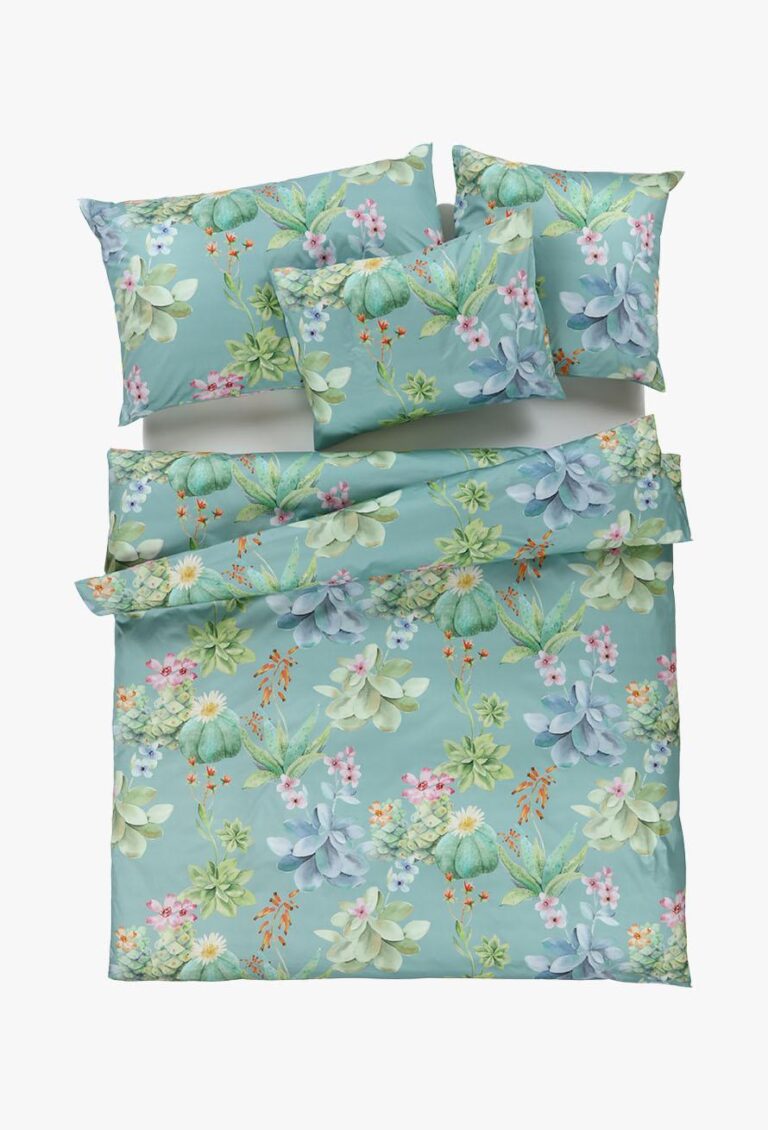 Die Bettwäschegarnitur Tamara-R Selection Exotik besticht durch einen hellen, tealfarbenen Hintergrund mit leuchtend grünen, rosa, blauen und weißen Blumenmustern. Enthält 2 Kissen, 2 Unterbetten und einen Bettbezug - alle mit passenden botanischen Motiven.