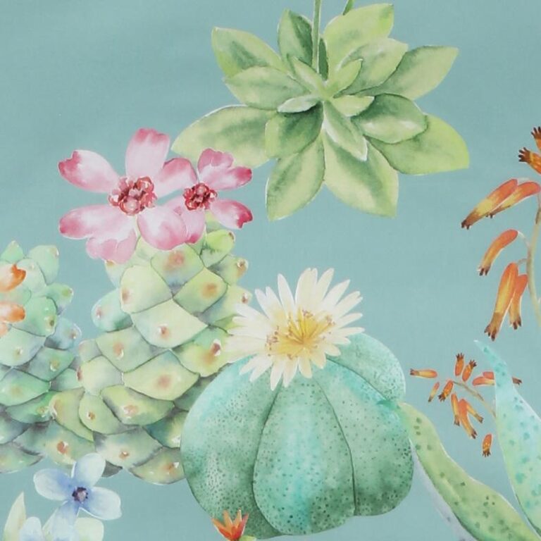 Eine Aquarell-Illustration mit Kakteen und Sukkulenten mit rosa und gelben Blüten auf einem hellen, blaugrünen Hintergrund, inspiriert von der Bettwäsche Tamara-R Selection Exotik.