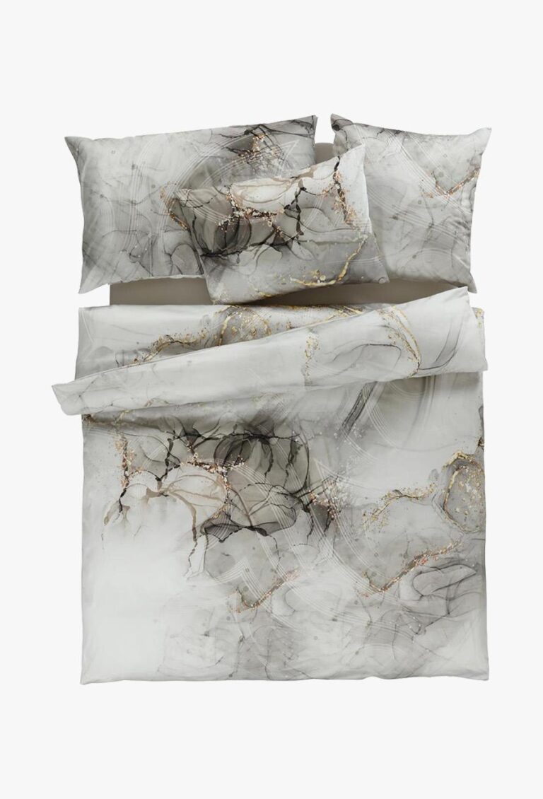Das Bettwäsche-Set Tamara-R Selection Gloria besteht aus einem Bettbezug und zwei Kissen mit abstrakten Marmormustern in Grau, Schwarz und Gold auf weißem Grund.