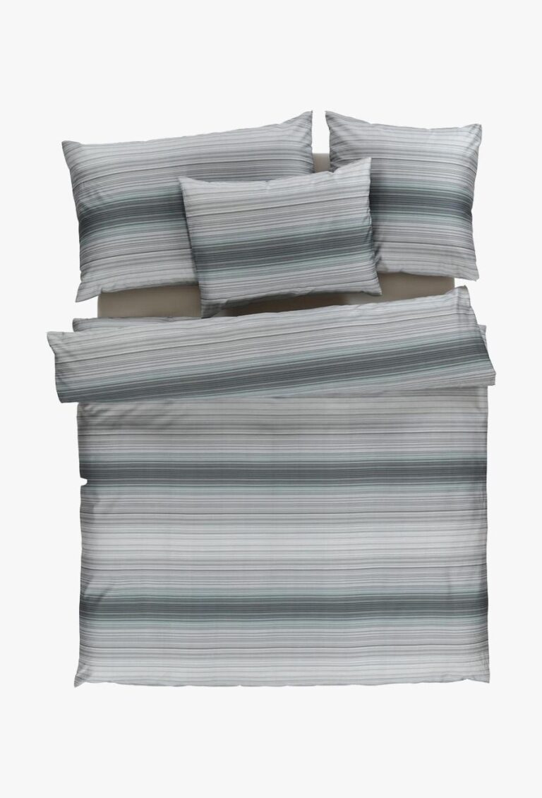 Draufsicht auf ein Bett mit der gestreiften Bettwäsche Tamara-R Selection Joran in Grau und Petrol, bestehend aus einem Bettbezug und vier passenden Kissen, alles auf weißem Hintergrund.