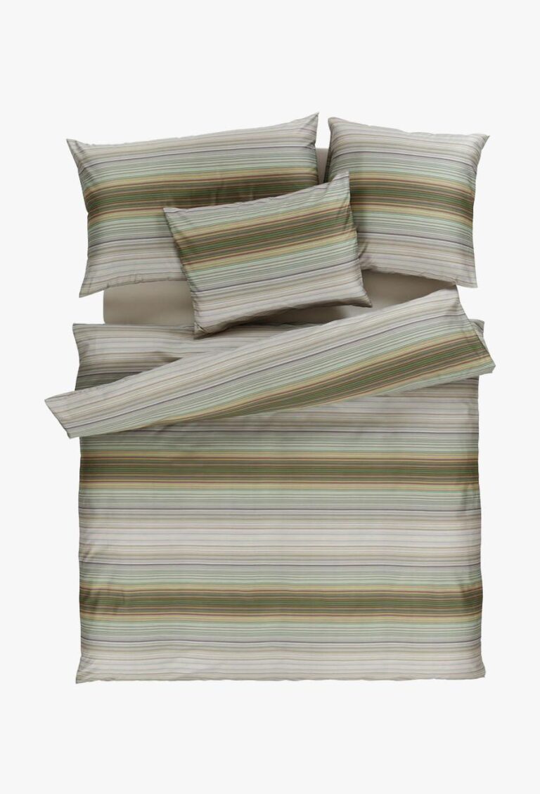 Ein ordentlich gemachtes Bett mit Bettwäsche Tamara-R Selection Joran - ein gestreiftes Bettwäscheset in Grün, Braun, Gelb und Beige - umfasst einen Bettbezug, vier Kissen und eine Nackenrolle, fotografiert von oben vor einem weißen Hintergrund.