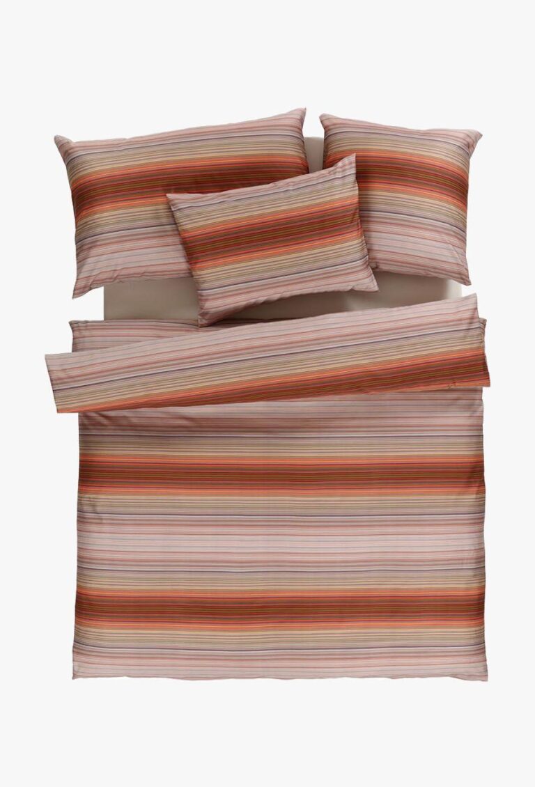 Das Bettwäsche-Set Tamara-R Selection Joran besteht aus einem Bettbezug und drei Kissenbezügen mit horizontalen braunen, orangefarbenen, roten und weißen Streifen auf weißem Grund.