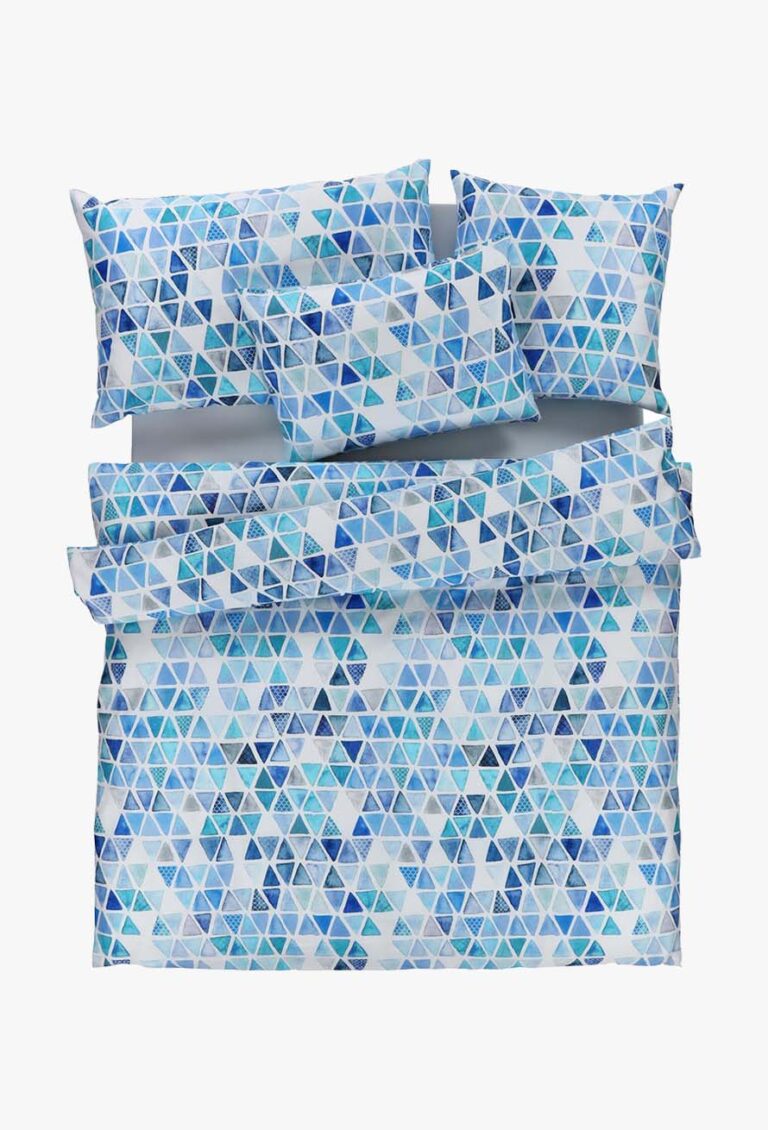 Das Bettwäsche-Set Tamara-R Selection Lisa besteht aus einer Bettdecke, zwei Kissenbezügen und einem Laken mit einem geometrischen Dreiecksmuster in Blau, Petrol und Weiß auf einem strahlend weißen Hintergrund.