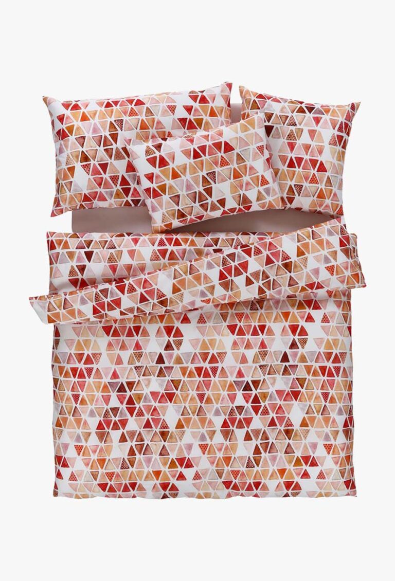 Das Bettwäsche-Set Tamara-R Selection Lisa besteht aus Kissenbezügen und einem Bettbezug mit einem modernen geometrischen Dreiecksmuster in Orange, Rot, Pink und Gelb auf Weiß - und bringt so einen lebendigen Stil in jedes Schlafzimmer.