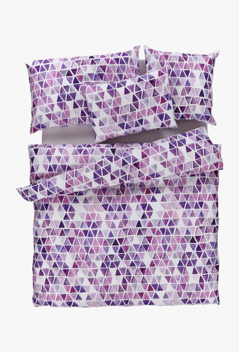 Das Bettwäsche-Set Tamara-R Selection Lisa besteht aus Kissenbezügen, einem Laken und einer Bettdecke mit einem geometrischen Dreiecksmuster in Lila und Lavendel auf Weiß, das in der Draufsicht gut zur Geltung kommt.