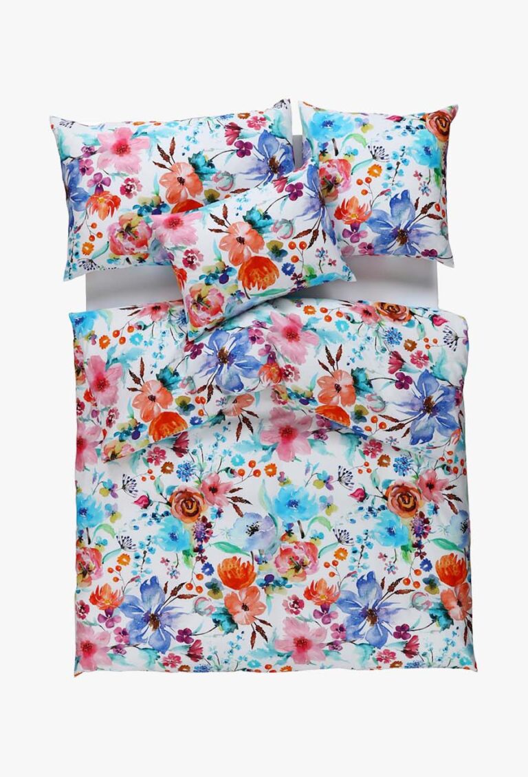 Die Bettwäsche Tamara-R Selection Luise besteht aus einem Bettbezug und zwei Kissenbezügen mit einem lebhaften, mehrfarbigen Blumenmuster auf weißem Grund, das für einen fröhlichen, lebendigen Look sorgt.