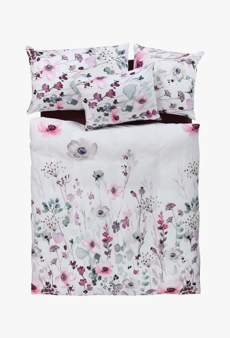 Das Bettwäsche-Set Tamara-R Selection Mala zeigt einen weißen Hintergrund mit rosa, violetten und grünen Aquarellblumen und enthält einen Bettbezug und Kissenbezüge für einen eleganten floralen Akzent.