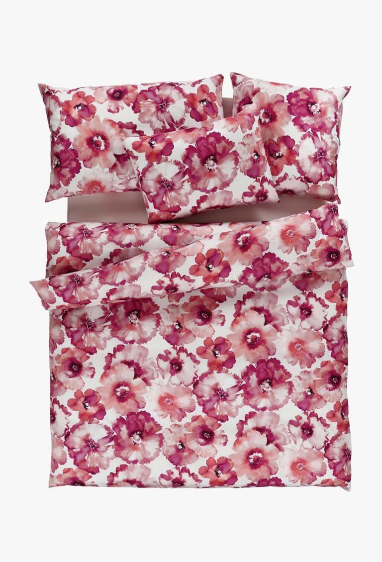 Das Bettwäsche-Set Tamara-R Selection Martina besteht aus Kissenbezügen, Bettlaken und einer Bettdecke mit einem lebhaften rosa und roten Aquarell-Blumenmuster auf Weiß.