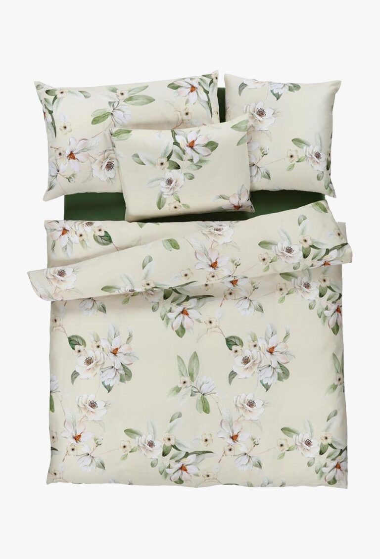 Das Bettwäsche-Set Tamara-R Selection Nadine besteht aus einem hellen cremefarbenen Grundton mit weißem und grünem Blumenmuster, zwei großen Kissen, einem kleinen Kissen und einer Bettdecke.