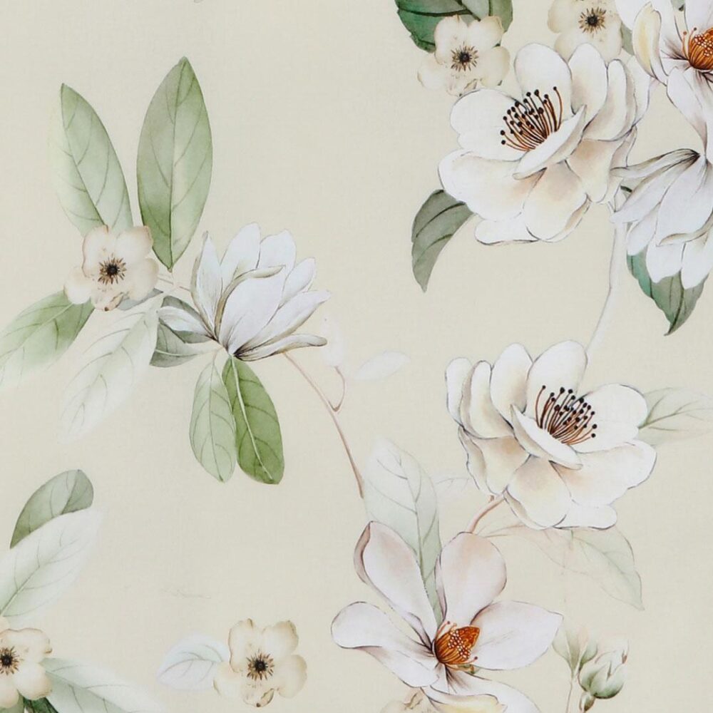 Bettwäsche Tamara-R Selection Nadine zeigt ein zartes florales Muster aus weißen Magnolien und grünen Blättern auf hellem Beige, das subtile Schattierungen und feine Details in jedem Stadium der Blüte zeigt.