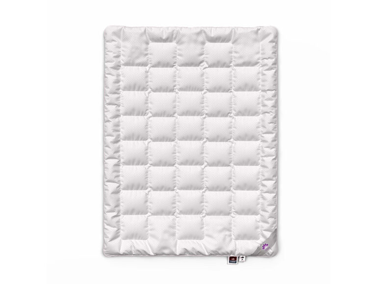 Eine rechteckige, weiße, gesteppte Matratzenauflage mit einem Gittermuster, von oben gesehen, mit zwei Anhängern am unteren Rand auf einem einfarbig weißen Hintergrund.
