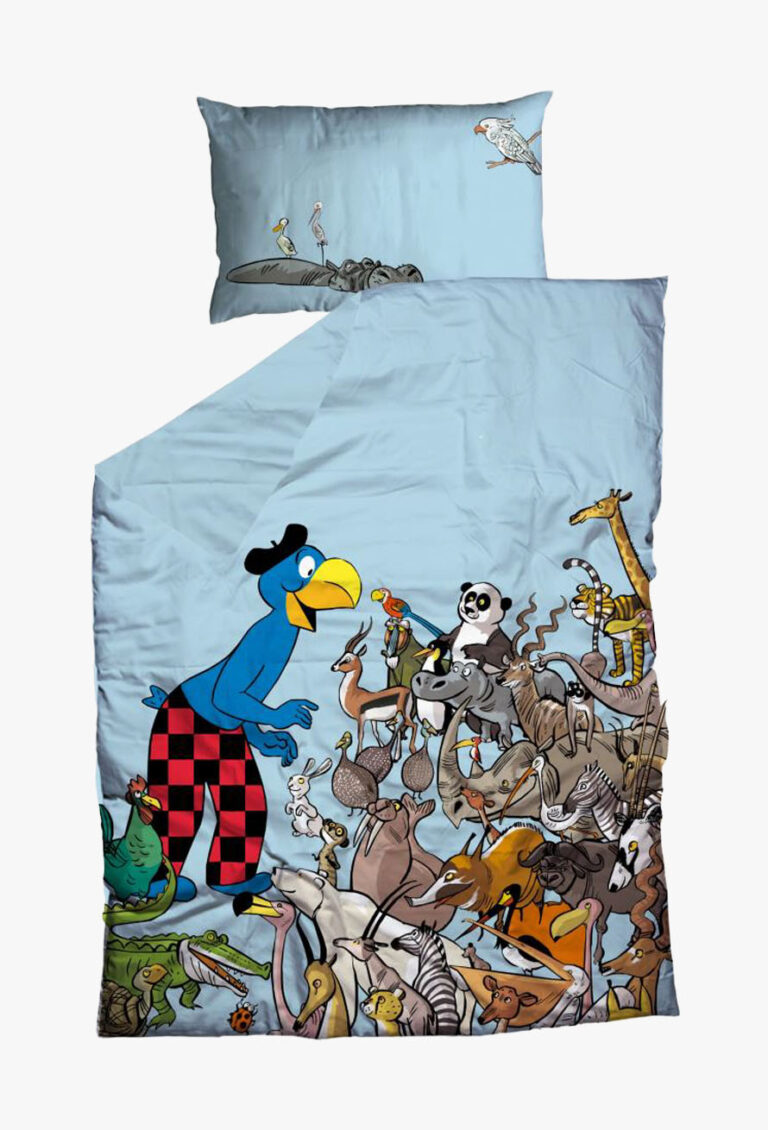 Das Set Bettwäsche Globi Tiere zeigt einen von Globi inspirierten blauen Cartoon-Vogel mit Baskenmütze und rotkarierter Hose, der zwischen illustrierten Tieren wie Panda, Giraffe und Krokodil auf hellblauer Bettwäsche mit passendem Kissenbezug steht.