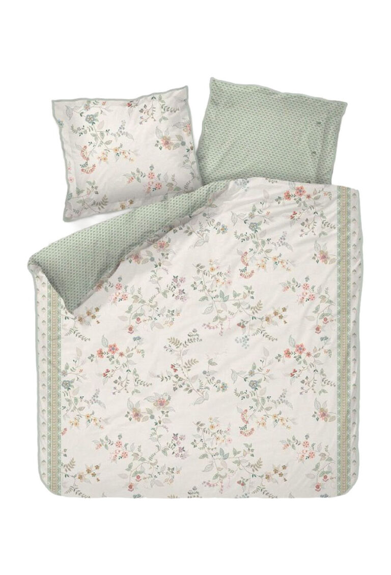 Das Set Kili Flower von Bettwäsche Pip Studio zeigt pastellfarbene Blumen und grüne Blätter auf weißem Grund mit einer grün-weißen geometrischen Rückseite. Enthält zwei Kissenbezüge und einen Bettbezug.