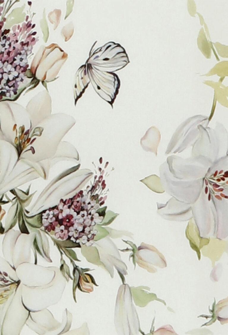 Zarte weiße Lilien und violette Blüten mit grünen Blättern umrahmen einen schwarz-weißen Schmetterling im Flug und fangen den heiteren Charme der Bettwäsche Tamara-R Emotion Eleonora in dieser sanften, botanischen Szene ein.