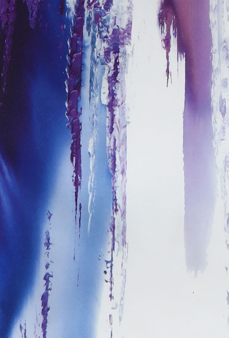 Vertikale Streifen aus Blau, Violett und Weiß tropfen über einen hellen Hintergrund und schaffen einen dynamischen, ätherischen Look, der von den ruhigen Tönen der Bettwäsche Tamara-R Selection Aqua inspiriert ist.