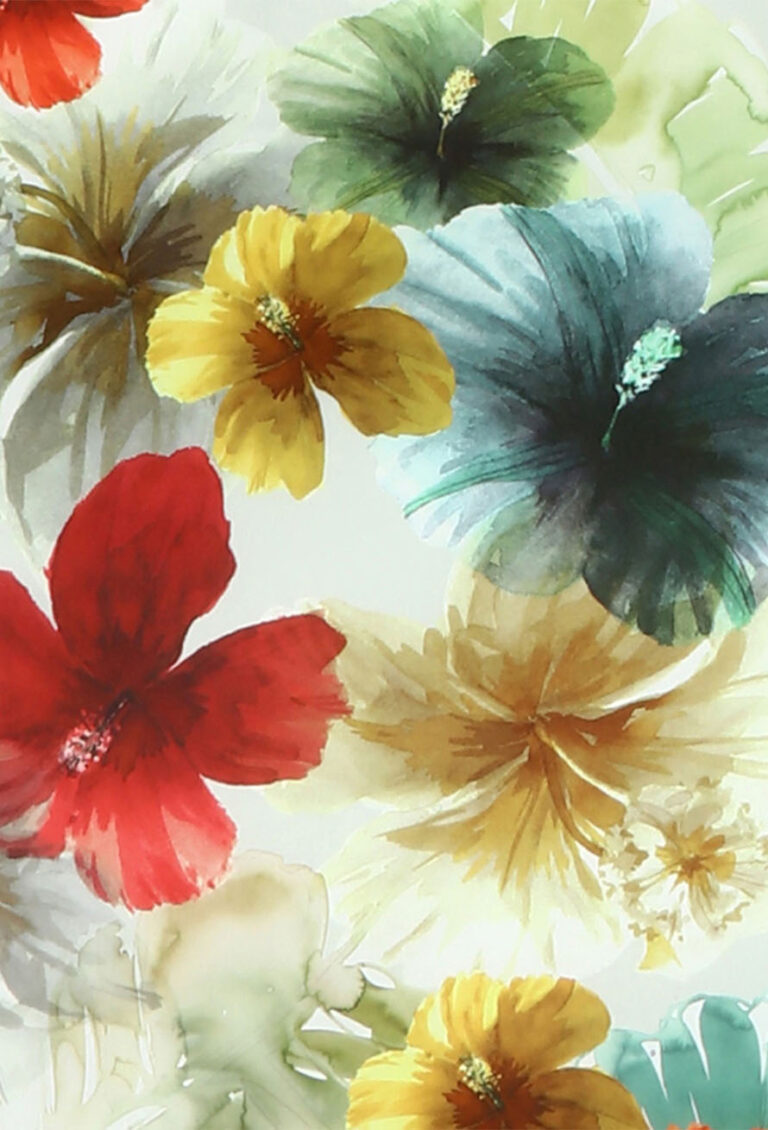 Ein Aquarell mit großen Hibiskusblüten in Rot, Gelb, Grün und Blau mit weichen Rändern auf Weiß, inspiriert von den lebendigen Mustern der Bettwäsche Tamara-R Emotion Eden.