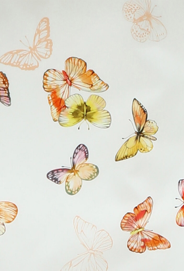 Bunte Schmetterlinge in Orange, Gelb und Violett - einige lebhaft, andere als schwache Umrisse - sind über einen hellen, cremefarbenen Hintergrund verstreut, inspiriert von dem Bettwäsche Tamara-R Selection Butterfly Love Design.