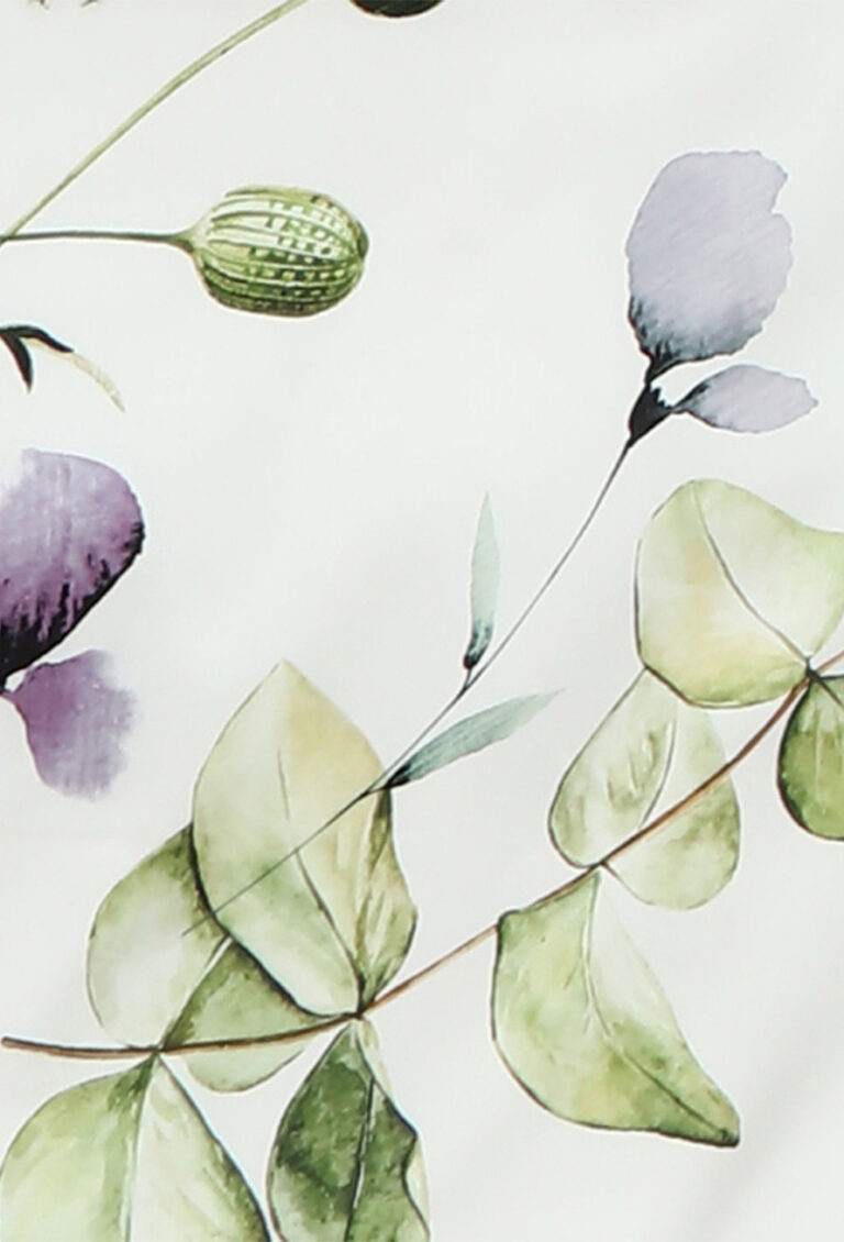 Die Illustration im Aquarellstil mit grünen Blättern, einer geschlossenen Blütenknospe und violetten Blütenblättern auf Weiß verleiht der Bettwäsche Tamara-R Selection Clarie Kollektion einen zarten, von der Natur inspirierten Charme.