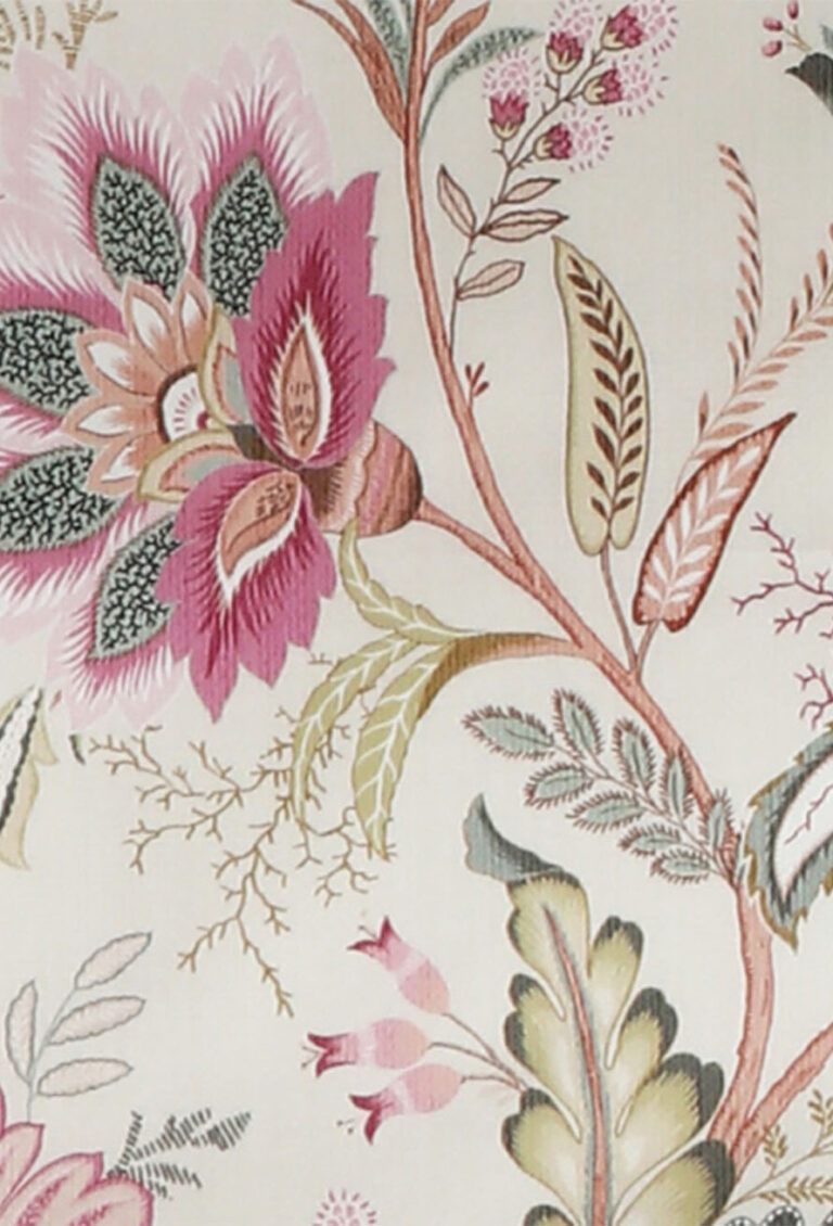 Stoff inspiriert von Bettwäsche Tamara-R Selection Noelia, mit großen rosa und lilafarbenen Blüten, grünen und braunen Blättern und zarten Zweigen auf einem hellbeigen Hintergrund im botanischen Vintage-Stil.