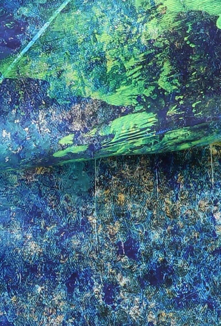 Nahaufnahme eines strukturierten abstrakten Gemäldes in leuchtendem Blau, Grün und Gelb, das an das Design von Bettwäsche Tamara-R Selection Ursprung erinnert, mit kühnen Pinselstrichen und einer glänzenden, geschichteten Oberfläche, die Tiefe und dynamische Bewegung verleiht.