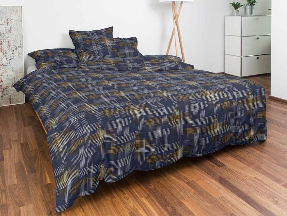 Ein ordentlich gemachtes Bett mit Bettwäsche Nobilium Moo - dunkelblaue Bettwäsche mit einem geometrischen Karomuster in Gelb und Weiß - in einem aufgeräumten Schlafzimmer mit Holzboden, Kommode, Topfpflanze und moderner Einrichtung.