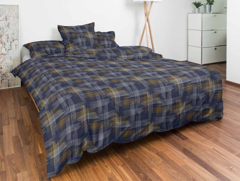 Ein ordentlich gemachtes Bett mit Bettwäsche Nobilium Moo - dunkelblaue Bettwäsche mit einem geometrischen Karomuster in Gelb und Weiß - in einem aufgeräumten Schlafzimmer mit Holzboden, Kommode, Topfpflanze und moderner Einrichtung.