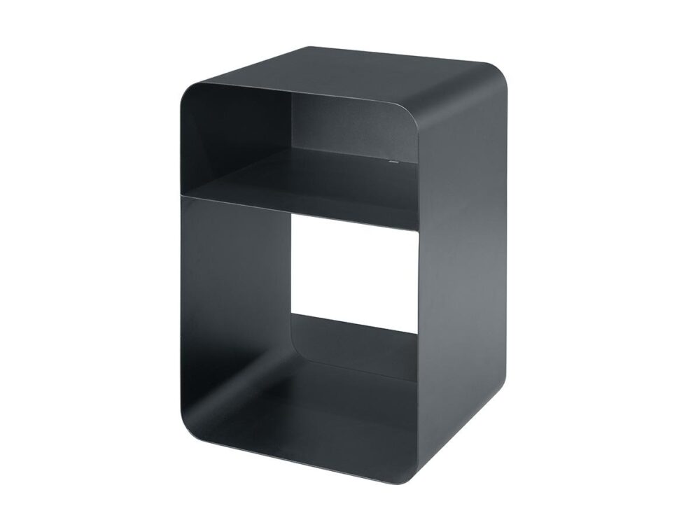 Ein moderner, rechteckiger Beistelltisch aus schwarzem Metall mit abgerundeten Kanten, offener Vorder- und Rückseite und einer zentralen Ablage, die den Stauraum in zwei Bereiche teilt.