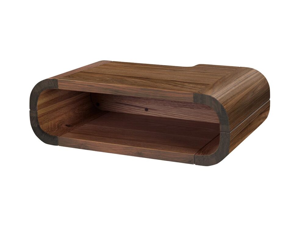 Ein moderner Nachttisch aus Holz mit abgerundeten Ecken, einer einzelnen offenen Ablage und einer glatten, satten Holzoberfläche vor einem weißen Hintergrund.