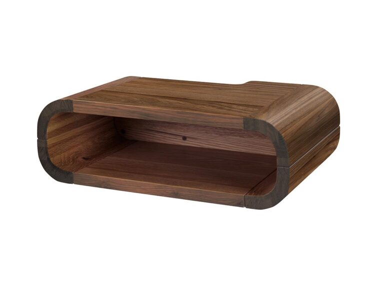 Ein moderner Nachttisch aus Holz mit abgerundeten Ecken, einer einzelnen offenen Ablage und einer glatten, satten Holzoberfläche vor einem weißen Hintergrund.