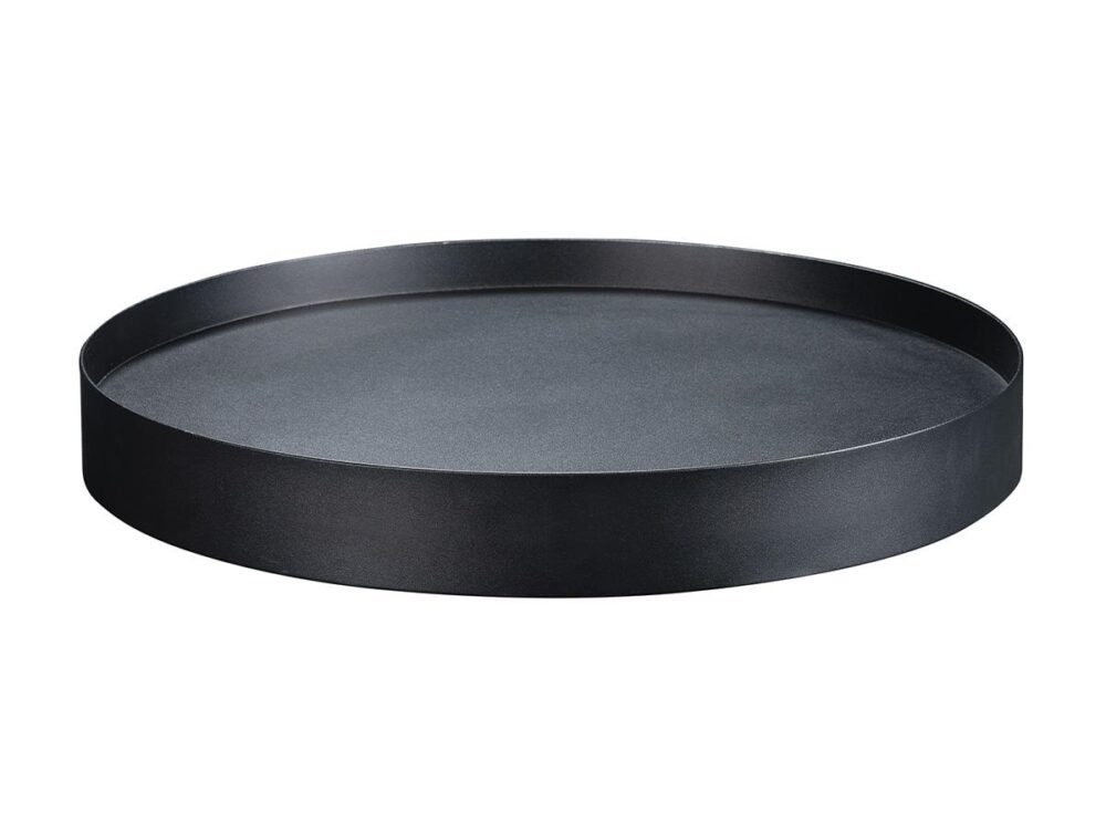 Ein rundes, schwarzes Metalltablett mit erhabenen Rändern ist auf einem weißen Hintergrund abgebildet. Das Tablett hat ein einfaches, minimalistisches Design, das die moderne Bettenland-Ästhetik ergänzt.