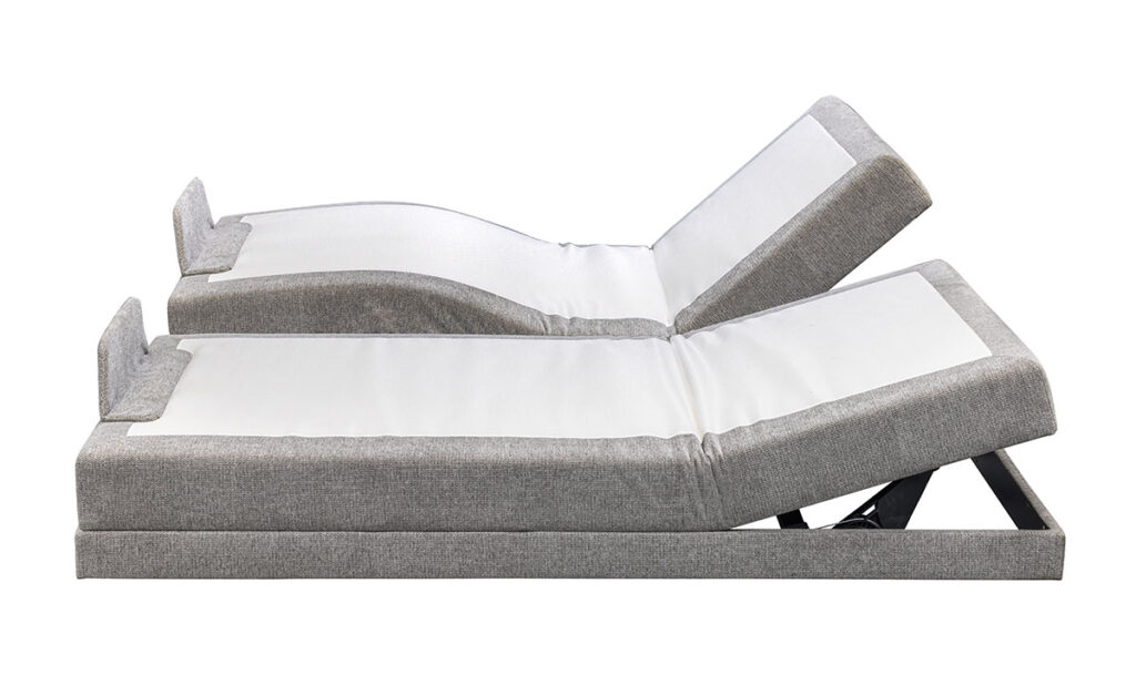 Zwei Hasena Boxspringbetten Classic Move "Liam Zelda" mit grauen Rahmen und weißen Matratzen sind nebeneinander abgebildet, jeweils in einem anderen Winkel, um die unabhängige Kopf- und Fußverstellung zu zeigen.