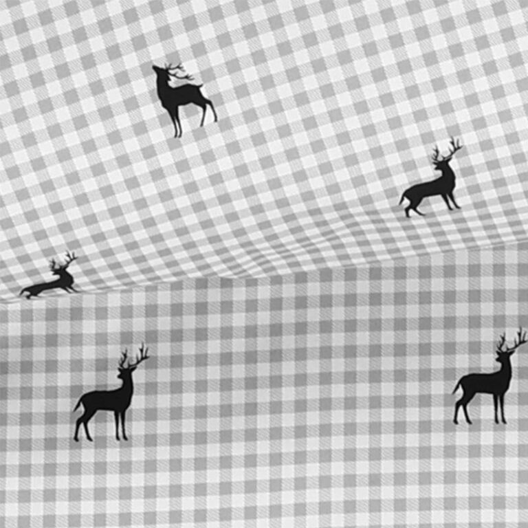 Schwarze Hirschsilhouetten sind auf einem weiß und hellgrau karierten Stoffhintergrund verteilt. Die Hirsche sind in verschiedenen stehenden Posen positioniert.
