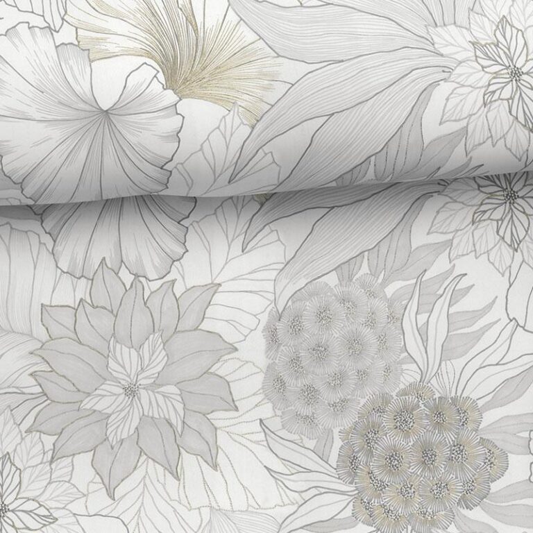 Eine Nahaufnahme einer Tapete mit einem detaillierten Blumenmuster in Grau- und Goldtönen, das große, sich überlappende Blüten und Blätter in weichen, eleganten Linien zeigt.