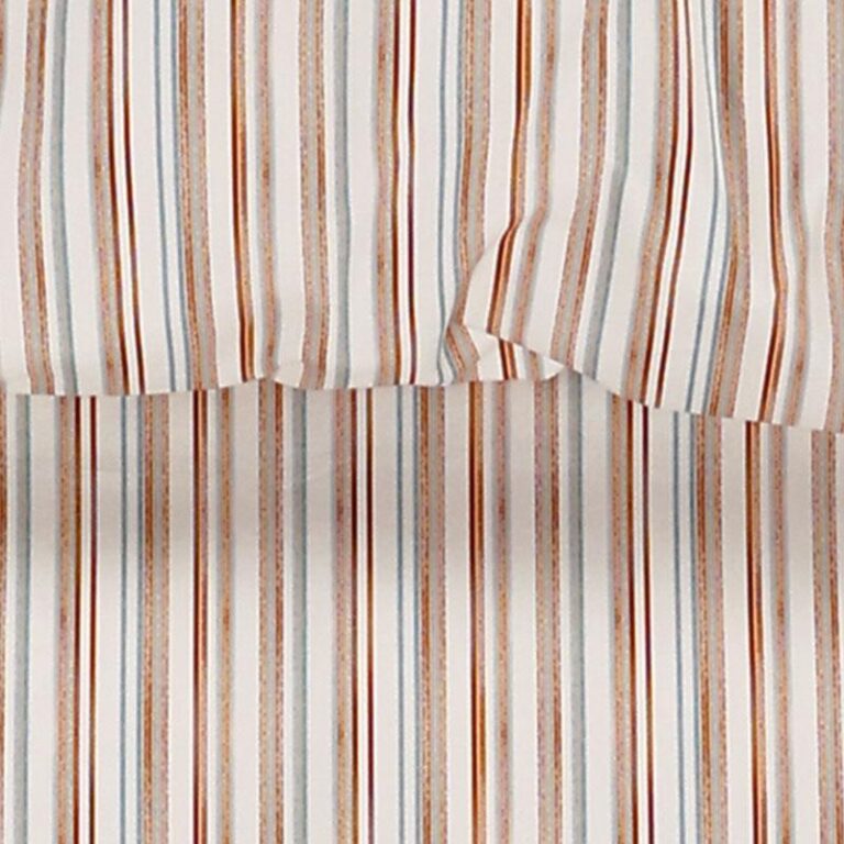 Nahaufnahme eines Stoffes mit vertikalen Streifen in verschiedenen Braun-, Beige-, Blau- und Rosttönen auf weißem Grund. Der Stoff erscheint an einigen Stellen leicht zerknittert.