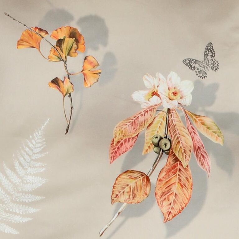 Zarte Illustration von Herbstblättern, weißen Blüten und grünen Beeren auf Zweigen, mit einem weißen Farn und einem schwarz-weißen Schmetterling, alles vor einem weichen beigen Hintergrund.