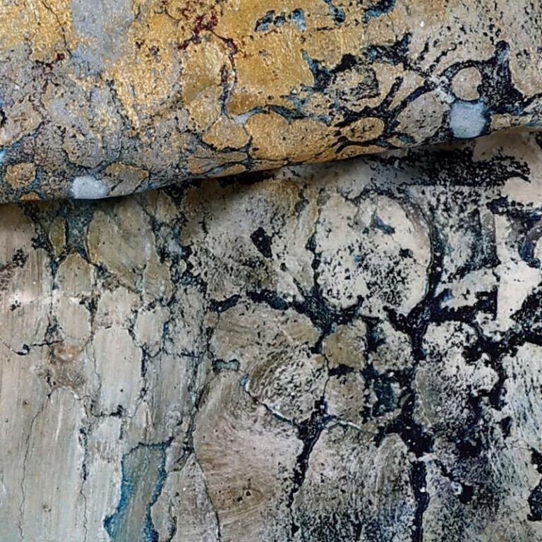 Nahaufnahme einer strukturierten Oberfläche mit rissigen Mustern in Gold-, Blau- und Beigetönen, die an abstrakte Kunst oder verwitterten Stein erinnern. Die komplizierten Details und Farbvariationen erzeugen ein marmoriertes, organisches Aussehen.
