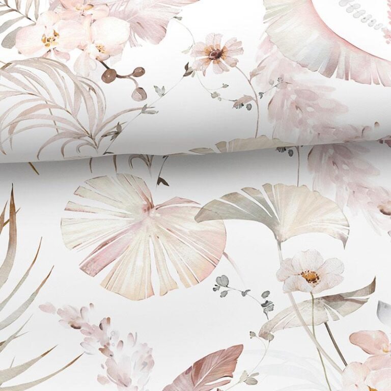 Eine Nahaufnahme einer pastellfarbenen Blumentapete mit zartrosa und beigen Blüten, Blättern und botanischen Elementen mit einem zarten, aquarellartigen Design.